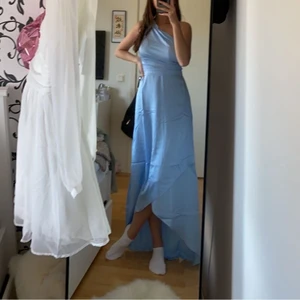 Balklänning - Vacker balklänning i ljusblå färg. Storlek 36/S. Aldrig tidigare använt. Bra passform som anpassar sig efter kroppens figur. Bekväm att bära och enkel att röra sig i. Tidigare kostat 800kr