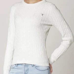 Gant Stickad  - Stickad tröja från Gant, Köpt på Kidsbrandstore därav storleken, passar även mig som vanligtvis har XS och S. Finns i både vit och marinblå. Använda sparsamt därav bra skick. 1 för 150 eller båda för 250. Kom privat för mer bilder 💕