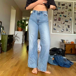 Jeans - De är knappt använda och i bra skick, lite tighta i midjan på mig.  Mina mått är: full längd 180cm, midja 76cm, höfter 100cm och insida ben 85cm