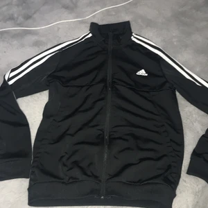 Adidas kofta  - Säljer denna äkta adidas tröja då jag inte använder den köpte pga skulle ha på min träning 