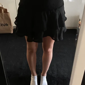 Volangkjol - En fin svart volangkjol som aldrig är använd! Storlek XS/S och den är ungefär 42 cm lång! 🤍