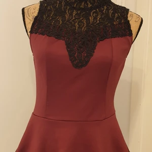 ❤ - En kort klänning kan man kalla de😂 är väldigt skön och väldigt fin. Är nästan aldrig använd och som i ny skick!💜 hör av er om ni är intresserade eller har frågor!😁