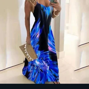Långklänning - Säljer nu min supervackra eleganta klänning då den ej kommit till användning. (garderosrensning)  Helt Ny, endast provad. Fås i sin orginalförpackning helt ny.Väldigt sommrig långklänning i blommigt, blått och väldigt vacker färgblandning. Ser ut på, som på bilderna       Storlek: S  📦💌🛍️GRATIS FRAKT 