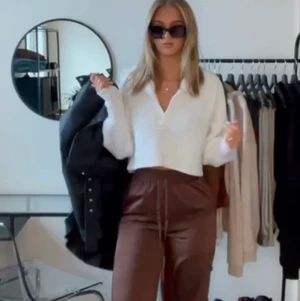 Bruna satinbyxor - Säljer ett par helt oanvända satinbyxor från nakd. 