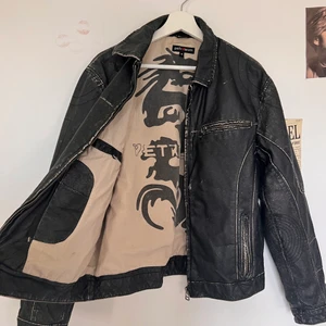 läderjacka - super cool vintage läderjacka i sliten stil, i nyskick! dm om du har några frågor. frakt går på 99 kr! <3