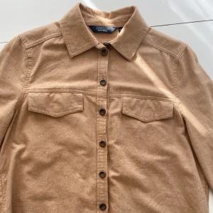 Beige skjorta  - Skjorta från & other stories med super fina armar. Använd ett par gånger bara 🤍