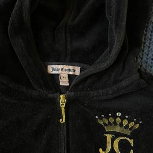 Juicy Couture kofta i svart storlek XS. Med liten logga på framsidan.