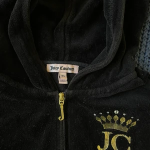 Juicy Couture  - Juicy Couture kofta i svart storlek XS. Med liten logga på framsidan.