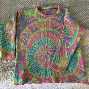 Mysig kofta - (Originalpriset: 120kr) Väldigt mysig ”tiedye” kofta. Ganska stor jag skulle gissa på L med lite stretch.