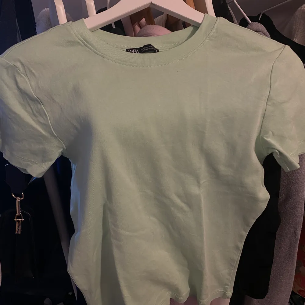 Tshirt från Zara, köpt på rea. Den är ganska mycket grönare än på bilderna, tycker den är jättefin men inte på mig tyvärr<3 Använd typ 1 gång. Ganska liten i storleken så om du är en XS/S passar den perfekt. T-shirts.