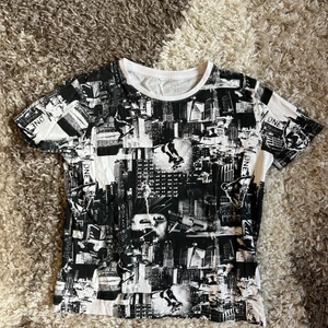 babytee - skateprint, barnstorlek men passar en xs/s