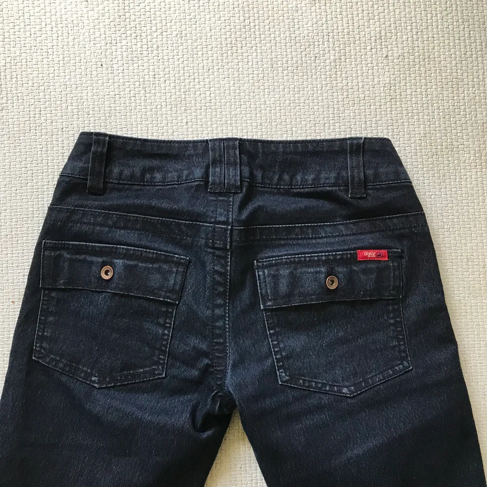 Coola bootcut jeans från märket only. Använda ett fåtal gånger och är i otroligt fint skick! Snygga fickor där bak och en lowwaisted fit. Jättefint jeanstyg, skriv vid frågor!. Jeans & Byxor.