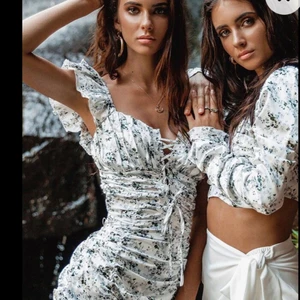 Klänning pretty little thing - En supersöt klänning från prettylittlething, off shoulder💛 aldrig använd o med lappar kvar, säljer pga för stor. Perfekt till sommaren och får jättefin figur i den