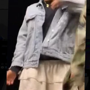 Jeans denim jacka - Jättesnygg jeans jacka från hm så fin till sommaren/våren❤️ vill bli av med snabbt så köp direkt för 200 kr kan skicka paketet snabbt💕 endast använda 2-3 ggr så som ny. Köpte den för 299kr för några månader sen. Alla bilder är mina skriv priv för fler💕 storlek S men den är ganska oversized