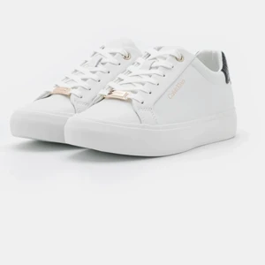 Calvin Klein skor stl 38 - Säljer mina nya Calvin Klein skor som jag endast använt ett fåtal gånger. Jättefint skick, som nya. Köpt på Zalando. Nypris 980 kr, mitt pris 700 via Swish direkt till mig. Kan skicka inom Sverige mot fraktkostnad. Annars mötas upp i norra Stockholm. Skriv för fler bilder!! Pris kan diskuteras vid snabb affär! 