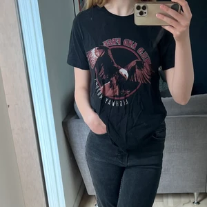 T-shirt - En svart T-shirt med tryck från Gina. Storlek S och säljer eftersom den aldrig kommer till användning. 80 kr och du står för frakten❤️❤️