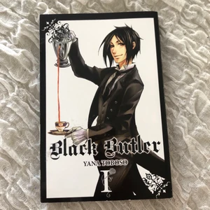 Black Butler vol.1 - Första volymen av serien Black Butler på engelska! Säljer då den bara står i min bokhylla samt att jag inte planerar att fortsätta samla på fler volymer. Köptes för 5-6 år sedan vilket gör att pappret har gulnat litegrann på utsidan (visas på bild 3), men det är inget som har påverkat pappret inuti. Köparen står för frakt✌️