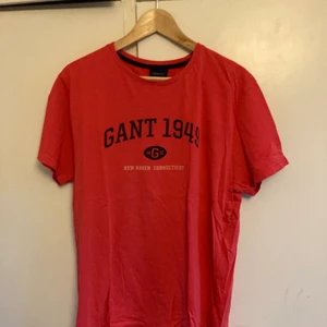 T-shirt  - En korall röd Gant t-shirt. 50kr + frakt.
