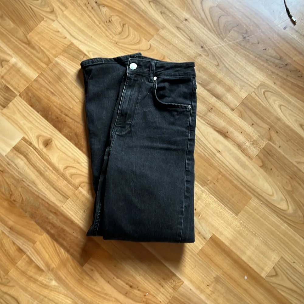 Säljer ett par svarta jeans från bik bok. De är i fint skick men säljer eftersom jag aldrig använder de. Det är storlek 27. Nypris är 600 och säljer de för 200💗🥰 Du står för frakten. Jeans & Byxor.