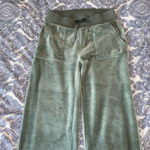 Juicy Byxor - Säljer dessa i princip nya juicy byxor! Dessa är i väldigt bra skick. Använda fåtal gånger, köpte cirka en månad sedan och tvättade en gång. Kom privat om du vill se fler bilder eller om du har frågor! Pris: 900kr + frakt (66kr)