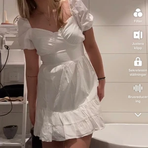 Klänning från nelly - Superfin klänning, perfekt till studenten eller sommaren!😍😍 storlek 40, bara testad och lappen sitter kvar säljer den för HALVA PRISET av vad den kostar ny