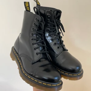 Dr martens stl 36-37 - Supersnygga och fräscha Dr Martens i storlek 37! (Passar nog dock ännu bättre någon med storlek 36, då dom är rätt små i storleken).  Köpte dessa på tradera för bara några dagar sedan men då de var för små för mig så säljer jag dom nu vidare. Dom är i superfint skick, och av vad jag kan avgöra så är dom nog knappt använda! 