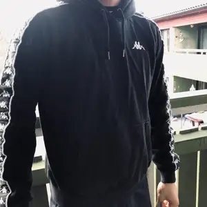 Säljer min Kappa Hoodie som är storlek S. Väldigt bra skick och sitter väldigt bra!