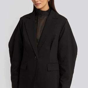 Blazer na-kd - Säljer denna snygga blazern från na-kd. Använts en/två gånger och är i bra skick. Dm för fler bilder, pris kan diskuteras❤️