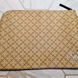 Malene Birger datorväska - Malene Birger Datorväska knappt använt i väldigt fint skick.