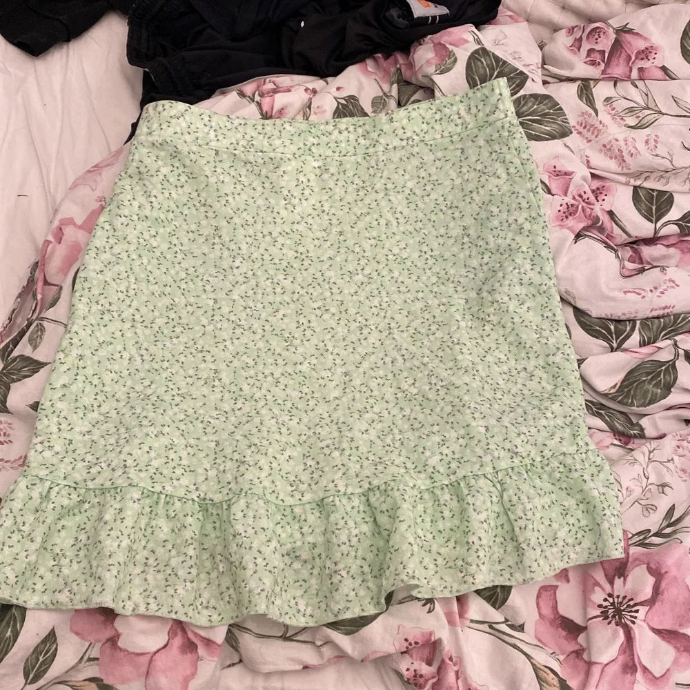 Snygg grön kjol från Gina storlek xl men skulle säga medium/small för den är väldigt liten i storleken. Kjolar.