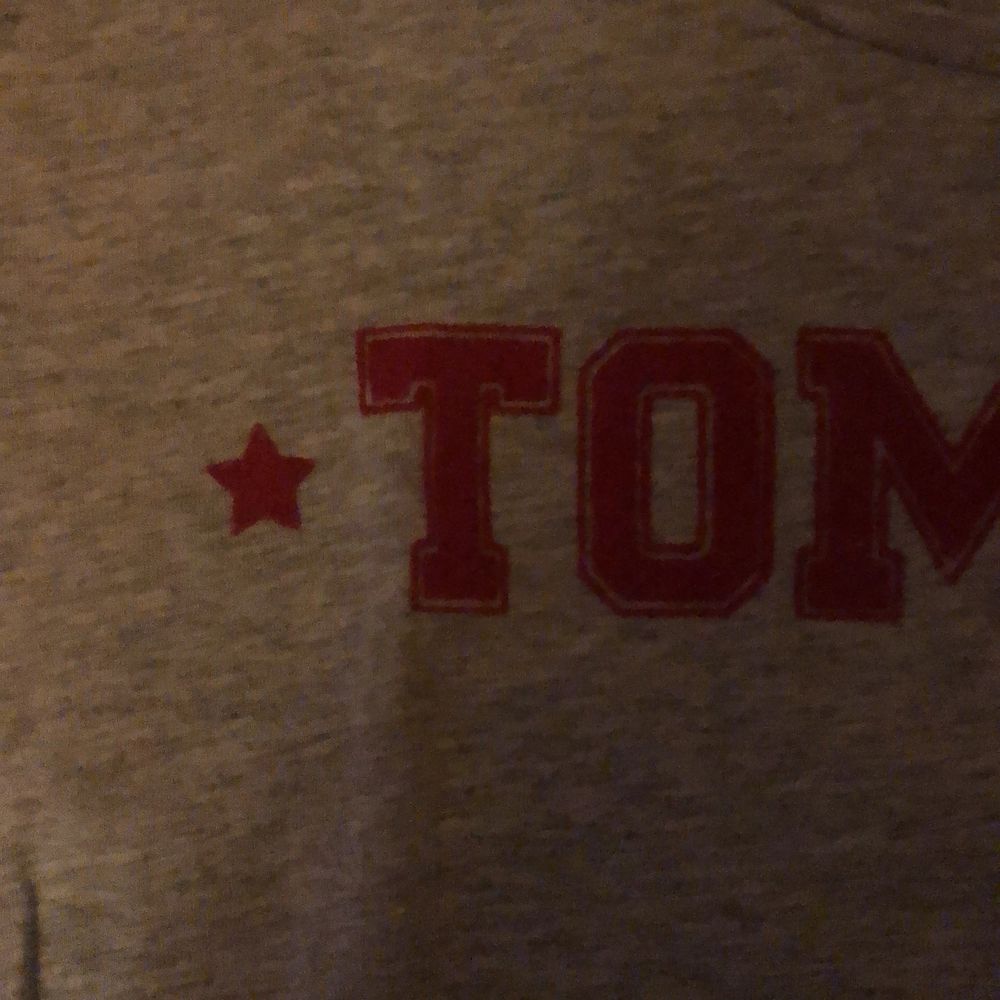 Säljer nu min t- shorts från Tommy hilfiger då den inte komme till användning. Den är grå med röd text med söta stjärnor. Perfekt till er som diggar stockholmsstilen! Är i nyskick och inga defekter, är i organic cotton!. T-shirts.