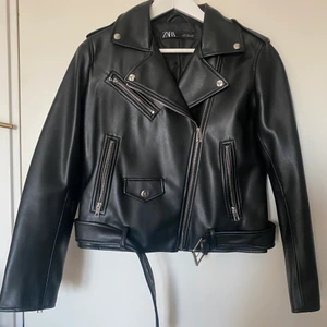 Zara skinnjacka strl L - Skinnjacka från Zara i strl L. Liten i storleken, passar mig som är storlek S. Fint skick