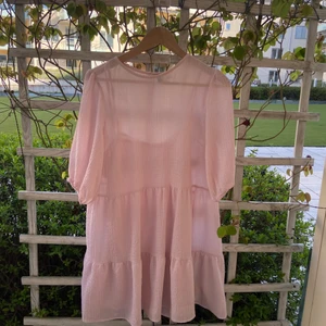 130kr, storlek S - Rosa klänning från HM. Storlek M. Jag är 156 cm, klänningen  går strax över knäna på mig och är lös i passformen. Använd en gång förra sommaren. Säljer då den inte kommer till användning. Kan mötas i centrala Norrköping eller fraktas men då står köparen för frakten 😊