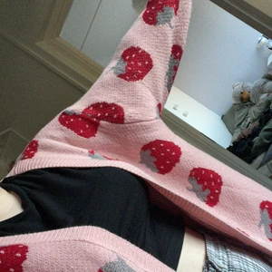 Kofta - En jättesöt sommr kofta med jordubbsmönster! Den är inte så varm men täckande för vind så perfekt för varma kvällar. Koftan används inte längre, men har använt några gånger. Skicket är precis som nytt! Storleken är en XXL men passar nog mer som en XL eller L. Är du en storlek S eller M är denna perfekt för en lite mer oversized look! Helst mötet jag upp köparen i Stockholm, annars står köparen för frakt och möjliga avgifter ☺️ 