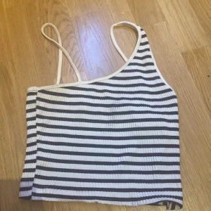 zara  - jag säljer denna magtröja för att den inte kommer till användning!