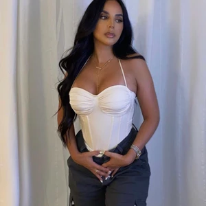 Nude Corsett - Nude corsett topp från PLT. Passar jätte bra med cargos, jeans, kjol. Endast provad, så den är helt ny. I storleken M, uk 10. Säljer för 150kr (ord 220kr).