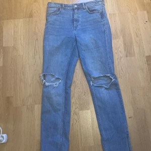 Zara jeans  - säljer mina zara jeans! dom är för stora för mig vid midjan , jag har egentligen strlk 38 men dom fanns inte i butik när jag köpte dom här jeansen! 