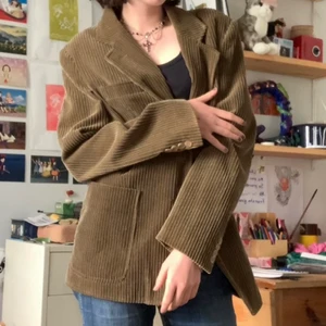 Grön manchesterkavaj - En riktigt snygg grönbrun manchesterkavaj i som nytt skick. Lite vintage så där. Använd endast en gång. Den är i storlek M (för män) så den sitter ganska oversized, sitter som L på mig. Den har axelvaddar och två knappar i trä. Skriv bara om ni undrar något💕