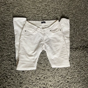 Lågmidjade jeans i storlek 36 - Jag säljer mina lågmidjade vita jeans i storlek 36. Jättefina och trendiga jeans. Säljer pga för små, dem är i väldigt fint skick💕