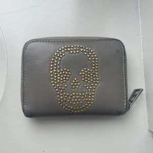 Zadig & Voltaire plånbok - Grå Zadig plånbok med dödskalle på baksidan💞            nypris ca 1000kr
