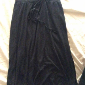 Klänning - Jätte fin Klänning från Åhléns i storlek xs/s lång till knäna. Haft ganska länge men inte använt så mycket. Band runt halsen. Kommer inte ihåg hur mycket den kosta så vi startar med en budgivning men den kosta runt 100-300kr tror jag inte säker❤️