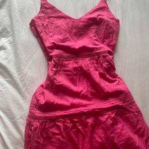En rosa långklänning från HM. Aldrig använd utan endast provad. Jättefin klänning men jag passar inte i rosa. Justerbara band. Jag är 165 och den går till fötterna på mig. Klänningen är i strl. 38 men jag är 36/S och den passar mig perfekt.  Nypris 399 kr. 