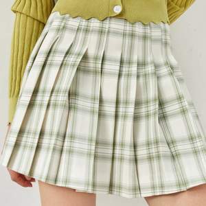 Green Pleated mini skirt från Jingus! XS