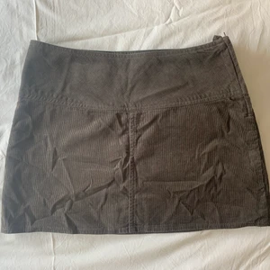 minikjol från h&m - säljer denna kjolen med ett slags corduroy material c: måtten är 37 i midja och 33 på längden