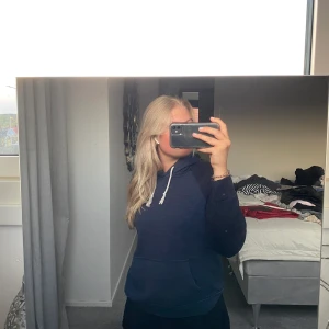 Hollister hoodie - Jättefin hollister hoodie från USA, mörkblå armar och lite ljusare i mitten. Buda privat