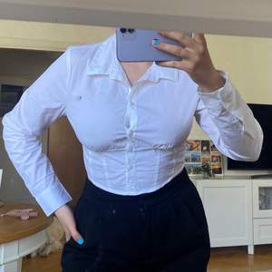 Vit skjorta från HM som har en korsettliknande nederdel, den är liten i storleken 🤍 aldrig använd (smutsen är på spegeln)