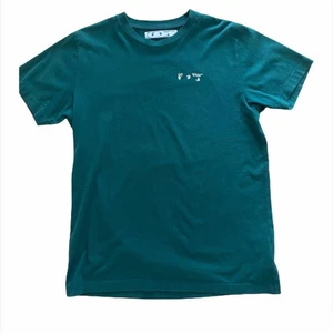 Off-White t shirt - OFF WHITE GREEN TEE ‼️  Retail: 2700 Vårt pris: 1500   Storlek - Large  Condition - 9/10   Köp sker via DM 