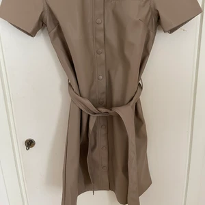 helt ny läder klänning från h&m♥️ - Helt ny läder klänning, skriv för fler frågor!!♥️