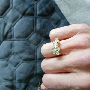 Ställbar ring, Pilgrim - Guldfärgad med stenar