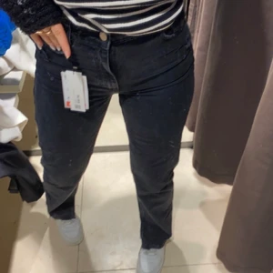 Zara jeans  - Super fina zara jeans med slit nere vid benen, aldrig använda så dem är som nya! Har alldeles för många byxor så det var dags att sälja dem💞